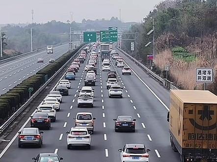 春运开始了 沪昆高速衢州段 依然很堵#沪昆高速 #衢州 #安全出行 #伙伴计划