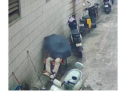 男子心梗路边休息,几分钟后不幸离世,5小时后被发现……#监控下的一幕 #心梗