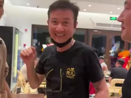 于明加仍高调送出花篮,落款亲切地写着“小文同学””这份仗义着实难得