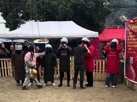 #丹景山棒棒会 #场面壮观 #小香猪 快来丹景山关口棒棒会抓🐷了,恭喜大哥……太厉害了😂😂