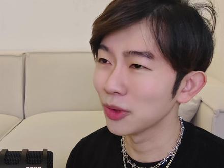 言不由衷,曾沛慈的统治区! 曾沛慈一开口就完全是对的!那种灵动细致中带着倔强的感觉是通过更加多的声音细节控制和语感表达达成的。但听得出她的嗓音状态并非最佳,唱到最后几个激动处让人捏一把汗,不过那种些微的失控也相当感人。其实张月也是超出我预期的,音色偏厚听感舒服,动态也做得不错。但她嗓音的灵活度还是有所欠缺,比如下行会“顿顿地往下走”,还有些歌里应有的小转音细节也没有做到,比较可惜。听完感叹这真是一首伟大的作品,如此纯粹又如此汹涌,竟然可以云淡风轻地包容那么多情绪。作为二公下半场的结束曲再合适不过。#抖音音乐客厅 #如果我是乘风点评团 #reaction #浪姐 #曾沛慈
