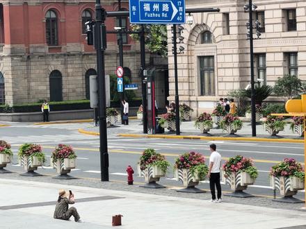 577车队来到万国建筑群