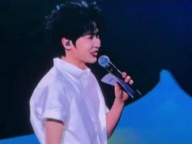 肖肖主持人 **舞台上的他魅力炸裂✨肖肖主持人闪亮登场🎤**
幽默风趣自带阳光滤镜☀️帅气值直接拉满💯快来围
观这个宝藏男孩👀向全世界安利我的喜欢❤️
#肖肖主持人 #舞台王者 #阳光男孩 #幽默担当 #心动狙击