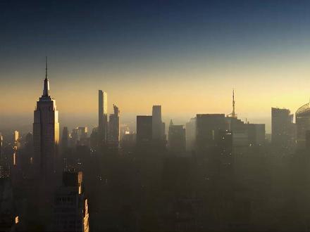 漫威埋藏最深的雷:《蜘蛛侠4》将直接点燃《秘密战争》! 多元宇宙史诗终章揭幕! 当托比·马奎尔版蜘蛛侠确认回归《蜘蛛侠4:崭新之日》与《复联5》,并与萨迪·辛克的神秘角色产生交织,一张横跨三部电影的宏大蓝图正浮出水面——从《蜘蛛侠3》经典坠楼场景埋下的伏笔,到《复联5》中伤痕累累的托比版蜘蛛侠剧照泄露,再到萨迪·辛克锁定《复联6:秘密战争》阵容,所有线索指向一个震撼可能:梅·帕克(蜘蛛侠之女)即将登场。
本视频深度拆解11月核心爆料:为何萨迪·辛克最适合饰演穿梭于多元宇宙的梅帕克?她的角色如何让《蜘蛛侠4》的街头故事与《复联5》的宇宙级危机无缝衔接?罗素兄弟的秘密拍摄模式、伦敦片场的时间重叠、以及"崭新之日"漫画原著的父女羁绊,如何共同编织出托比·马奎尔为救家人战死、《复联6》中女儿拯救父亲灵魂的终极剧情?
从毁灭博士的疤痕到纳摩拉的蓝肤,从《雷霆特工队》的片尾彩蛋套路到2026年伦敦开拍的《秘密战争》,我们将揭示——这部蜘蛛侠电影不仅是三部曲终章,更是漫威变种人传奇时代的序曲。#蜘蛛侠4 #托比马奎尔 #萨迪辛克 #蜘蛛侠4崭新之日 #了不起的精讲团