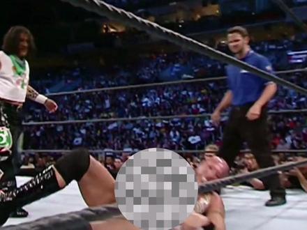 WWE同性摔角,奇葩的对决辣眼睛,对手直接被整吐了#wwe #摔角