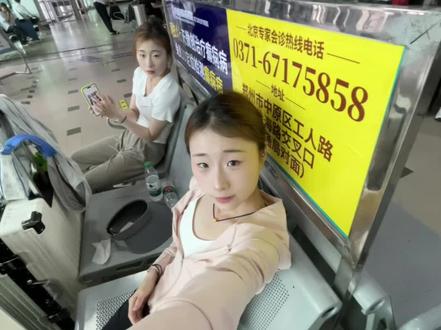 宝宝们 本人已经从万岁山离职啦 断更的原因是因为在这工作实在太累累累了 而且事也很多 有时候加班排练到凌晨 这一年还被调来调去 在加上手机内存不够 实在忙不过来 就选择断更了 以后看情况会考虑继续更新 等我下份工作稳定下来 习惯了工作模式在考虑更新 在统一回复大家私信的问题 工资准时不准时看你进哪个团队 有的准时但工资低 有的高但是会拖欠 当然应该也会有即准时又高工资善解人意的团队 但是我个人觉得这边工作程度太累了 任何高温补贴都没有 包括还要无条件加班排练 目前我待过的休息室环境也挺差的 有的大铁皮房 又闷又臭 有的没空调风扇 甚至不制冷 热得很 这一年中区 西区 仙侠 还有新开的五库都体验过了 只能说都很累 希望以后能加强对演员的照顾 或者给演员一些补贴 有时候还要冒大雨演出 不演要缺场 只能淋浴 而且私自罢演还要扣💰 希望能把演员感受放第一位 我们才有动力好好演出 而不是没有人情味的罚款扣款 在这呆一年真的很累哈哈哈 可算熬过来了 感觉在这干过后 去哪强度都比这轻松 总结这一年只能说付出不成正比 (这仅是我这一年呆在这的个人感受 以后说不定会更完善更体谅演员 )#离职#打工人