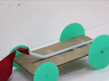 如何制作气球反冲动力小车#手工diy #小制作小发明小创造科技比赛作品 #亲子手工制作 #科学科技小手工小制作 #学生绿色环保废物再利用科技手工比赛作品 #动手能力培养 #爱手工爱生活