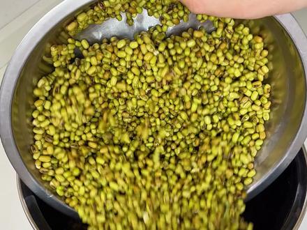 夏日解暑甜品冰皮绿豆饼,平底锅超简单做法 天热一定要安排上软糯香甜,冰凉解暑的冰皮绿豆饼,自己在家做的皮薄馅大超满足,大人小孩都爱吃#绿豆饼 #绿豆沙牛乳 #我的厨房日记 #烘培天才即将诞生 #自制夏日神仙饮品