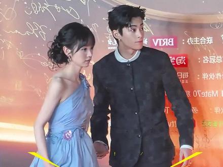 为何田曦薇成男星“身高标尺”?李明德略显心虚,曾舜晞对比尴尬,唯有张凌赫赢得彻底#影娱热点团 #内容启发搜索 #田曦薇 #张凌赫 #曾舜晞