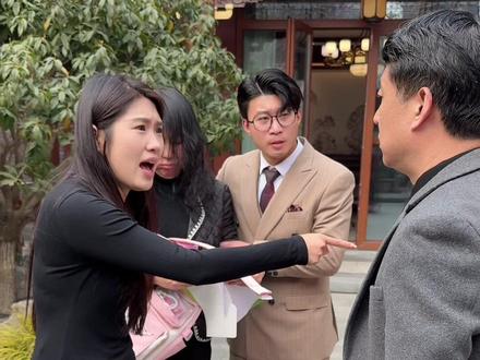 妈妈得了阿尔兹海默症,在她的记忆里小杨只有六岁,而这个时候跟她过了三十年的老公却带着外面的2+1回来抢房子,要把妈妈送去疗养院,让我跟弟弟搬出去,我到底该怎么办,到底该怎么做,我这样做到底对吗?