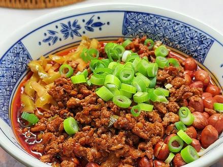 重庆小面 在家也能做出地道重庆小面!麻辣鲜香,面条劲道,汤底够味,不用出门,轻松搞定一碗解馋,做法简单,调料家常,新手也能一次成功#重庆小面 #四川担担面 #面条的神仙吃法 #面条的n种吃法