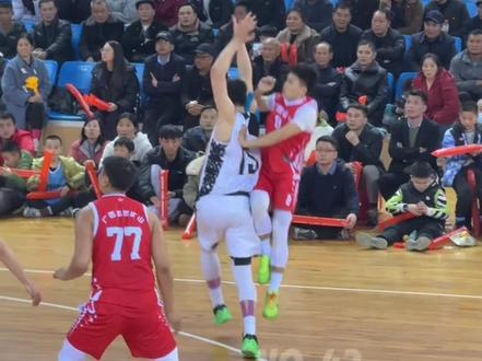 圣世矿山vs深恒环保,争议判罚:劳宗烨被犯规了吗? #劳宗烨 #圣世矿山杯#争议判罚#篮球规则案例探讨 #篮球裁判案例