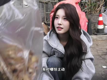 爱上楼下摆摊的女孩,每次路过她都会对我笑,但我知道她迟早会离开#不主动 #暗恋 #意难平 #白月光 #李丽欣