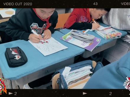 学科融合,传承国粹。
今天,我们让语文课和美术课碰撞一下!
六年级《京剧趣谈》结束,让孩子们来体验一下国粹京剧脸谱的魅力!
活动结束后,孩子们都非常兴奋,他们说这次通过老师讲解和动手绘画,感受到了传统京剧脸谱文化的魅力。我们相信,这种学科融合的课程,将会为他们的成长带来更多的体验和启示。#教育工作者 #谁能拒绝京剧的魅力 #国粹京剧 #记录校园生活 #现在师生的现状