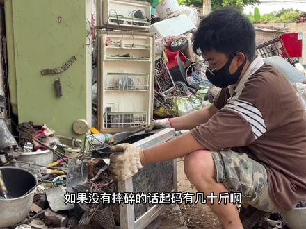 今天5收了台摔碎的电脑显示器 把它拆开里面会不会有贵金属?#电脑显示器 #电视机 #收废品 #98年收废品小哥哥