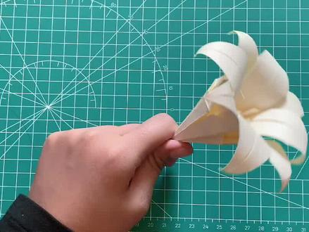 儿童折纸之——百合花!今天我们来学习百合花的折法,送给我们尊敬的朋友吧#折纸教程 #幼儿折纸 @抖音小助手