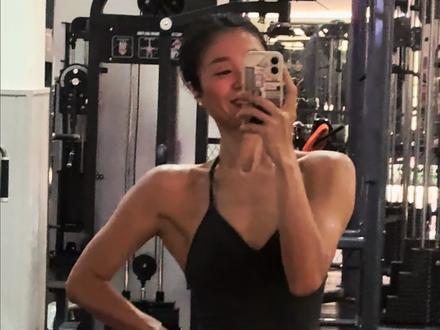 越减越松垮?薄肌身材正确吃法来了 如果你的目标是这样的精瘦薄肌身材,但试过轻食沙拉、代餐奶昔、生酮饮食,结果不是饿得头晕就是反弹,那这条视频你真是不得不看!
一般小基数女生身上的脂肪本来就不多,过度节食会让身体进入饥荒模式,本着求生的本能,身体会疯狂储存脂肪、分解肌肉。结果就是基础代谢越来越低,体重反弹,整个人松松垮垮,甚至一吃就胖。
其实减脂的底层逻辑很简单:热量缺口
但很多人只会简单减少总热量,这就错了!真正拉开差距的是三大营养元素的配比。同样1200卡路里,全吃饼干和合理搭配蛋白质、碳水、脂肪,出来的结果完全不同。
所以食物的搭配非常重要
想要精瘦薄肌身材,下面的食谱可以直接抄作业:
首先,主食要吃够
每天要吃相当于3-4个拳头米饭的碳水(约占总热量40%)。各种干净碳水可以换着吃:大米饭、燕麦、红薯、南瓜或者土豆山药都行。为训练提供能量,让身体有足够糖原去消耗脂肪。
第二,蛋白质不能少
50公斤体重的话,每天要吃60-75克蛋白质。具体来说就是:早餐2个鸡蛋,午餐一个手掌大的鸡胸肉,晚餐一条巴掌大的鱼。蛋白质就是你的"变瘦神器"。
第三,好脂肪每天保底40克
相当于一小把坚果(约20颗杏仁),加半个牛油果,炒菜时喷几克橄榄油。这些好脂肪是身体制造变瘦所需激素的原料。
第四,重新定义计算热量
不用计算食物总热量!只计算碳水、蛋白质、脂肪这三大营养素的热量就够了。蔬菜只要是干净的烹饪方式就不限量。专注营养质量而不是数量,身体自然知道什么时候饱了。
真正的薄肌身材不是饿出来的,是吃出来的。好好吃饭,轻松享瘦,用对方法,3个月拥有精瘦薄肌身材完全没问题。
有什么不明白,评论区留下你的问题和困扰,我来回答。
#健身 #薄肌 #健身饮食 #女生健身 #会吃懂练雯子子子