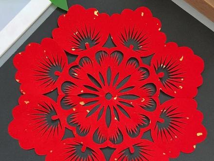 画半圆剪花开富贵,非常漂亮,快来试试吧! #亲子手工 #剪纸 #新年手工 #剪窗花 #手工diy