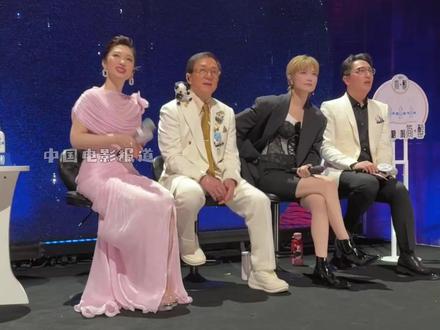 #成龙给宋亚轩点赞 #成龙李宇春听宋亚轩唱歌反应 《国乐无双》录制现场氛围温馨。#宋亚轩 登台演唱 @蓝羽 #成龙 李宇春、华少在后台认真聆听、轻声跟唱;表演结束后,成龙大哥主动为宋亚轩点赞,满是对青年艺人的认可与期待。