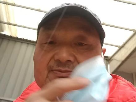 为此我专门去问了问“度娘”,冬天下的颗粒状的雪叫“霰”。霰又称雪丸或软雹,由白色不透明的近似球状(有时呈圆锥形)的、有雪状结构的冰相粒子组成的固态降水,着硬地常反跳,松脆易碎!#三农流量扶持计划 #新农人计划2023 !