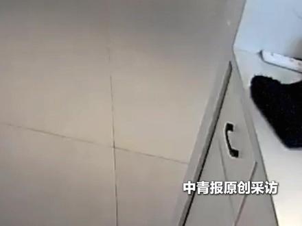 太危险了!8岁男孩用玩具枪打到妈妈头部,好在并无大碍。