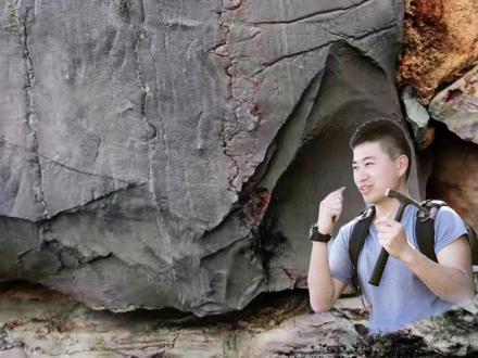 岩石像被缝了线,是人工雕琢的?还是什么奇石? 一块岩石上出现了弯弯折折的线,就像是外科手术中缝合伤口的线,这是人工雕琢出来的吗?还是大自然鬼斧神工的雕琢?本期科普视频就带大家来探究这块外观奇特的岩石。#奇石 #岩石知识讲解 #大自然的鬼斧神工 #地球科学 #户外知识
