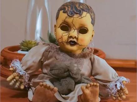 诡异的娃娃竟然会自动消失,结局大反转#宅家dou剧场 #影视解说