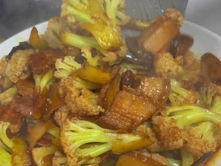 花菜炒肉烧好啦,简简单单的家常菜,也很美味#家常便饭吃得香