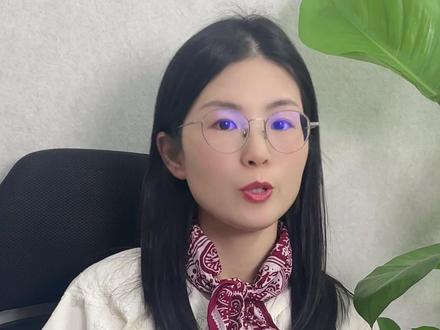 溢价超30%!石油LOF集体提示风险 就在今天,多只石油LOF基金集体发布公告,提示高溢价风险,甚至直接停牌。数据显示,石油基金LOF的溢价率已超过30%,这意味着场内交易价格比基金实际净值贵了三成。
如此离谱的溢价,源于一个“死循环”:首先,作为QDII基金,外汇额度告急,基金公司被迫限购甚至暂停申购,堵死了场外按净值“批发”份额的路。其次,场外买不到,资金全涌入场内抢购,供需失衡将价格炒高。最后,由于场外申购被限,原本能抹平溢价的“套利机制”完全失灵,溢价像断了线的风筝。
但必须清醒:当前高溢价更多是“结构性失衡”和“情绪驱动”,而非底层资产价值暴涨。若此时追高,将面临双重暴击:一是溢价快速收敛的风险,情绪退潮或申购放开都可能导致价格踩踏式下跌;二是原油资产本身剧烈波动的风险,可能形成“双杀”。
基金公司的公告已是严厉警告。请记住三个“不要”:不盲目追高、不混淆套利与投资、不忽视自身风险承受能力。这次集体提示与停牌,是一次非常必要的风险教育,要听劝。#石油lof套利 #石油基金LOF #石油LOF提示溢价风险 #石油基金 #三桶油