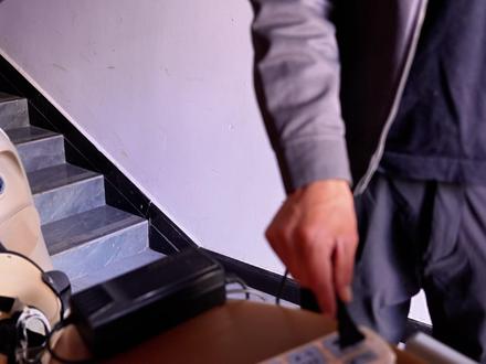 严禁电动自行车入楼入户,违规停放和充电!#电动自行车禁止停放在楼道 #消防安全知识