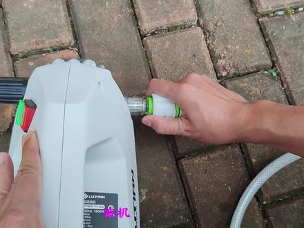 #撸车日常 #绿田雪豹 #洗车 绿田雪豹p4家用机,1600W家用足够了。记录第一次撸车视频,你们愿意自己洗车还是花钱出去外面给别人帮洗?#洗车机