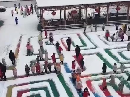 寓教于乐!下雪后老师在雪地上画“九曲黄河阵”让孩子们玩耍#传统文化 #师生