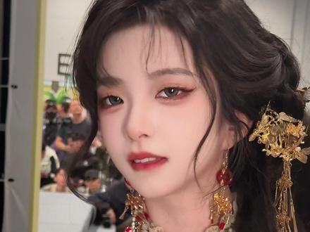 她好像知道自己很漂亮 #乌苏苏