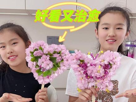 姐妹俩用纸板和花朵diy春日团扇,宝子们觉得谁做的更好看呢?#团扇 #手工diy #姐妹日常 #创意花朵手工