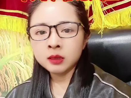 #国学文化#十天干喜忌--戊土
戊土喜欢甲木,甲是七杀,让戊有压力,但是容易给戊土带来生机和贵气,容易有事业和作为。戊土半喜乙木
,这个正官虽为吉神,
但力弱,很难给戊土带来大的富贵。
戊土喜丙火,戊土代表大地,丙火为太阳照耀着大地生旺他,丙火虽为偏印,
但是对秋天,冬生成的戊土来说,丙火为他带来生机。
戊土不喜丁火,丁是正印,戊遇上丁会忽旺忽弱的
。戊土也很喜欢壬水,戊遇上壬就好比江河湖泊遇上大坝,
易于富贵。