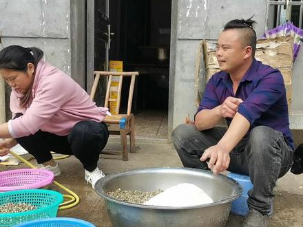 小伙制作辣酱热销中,“公司”给我发了一件新服装穿上年轻几岁。