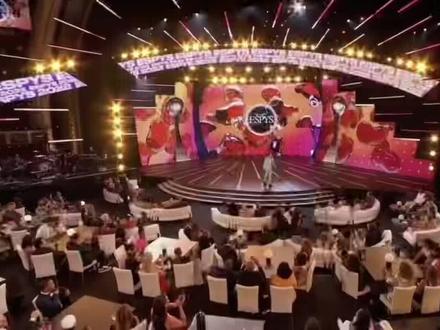 库里 主持ESPN颁奖典礼 这身浅绿西装如何?顺带还拿了2022年的年度最佳NBA球员#库里 #ESPY