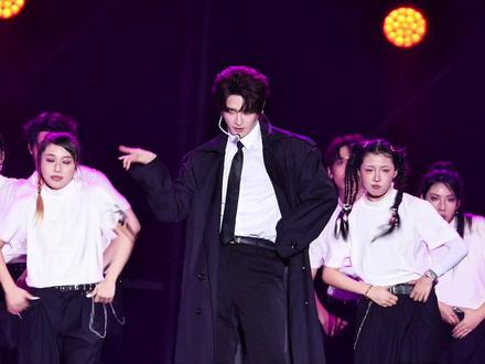 新歌首唱就有整齐划一的应援是什么水平😎 𝟐𝟎𝟐𝟓𝟏𝟐𝟑𝟏|佛山
《One By One》
#张远梦跨年演唱会 #张远 #再就业男团 #OneByOne