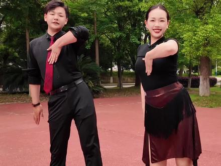 这个视频如果你能学会一定要留一个点赞#裁判舞 #当初的爱情匆匆走过 #恰恰舞#拉丁舞#婷婷拉丁舞