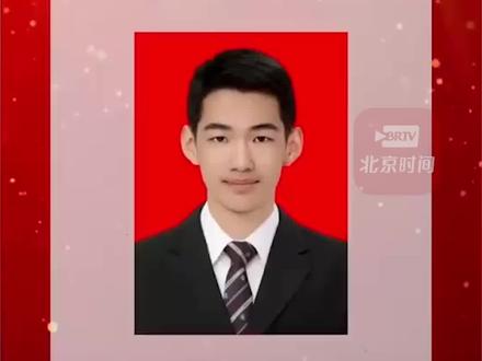 6月27日,抗洪烈士周昆训的儿子周义航被国防科技大学预录取,完成了父亲生前的遗愿。2023年8月4日,吉林省舒兰市人民武装部上校政治委员周昆训抗洪时因公牺牲,年仅46岁。周昆训烈士生前曾希望上高三的儿子周义航报考军校保家卫国。#抗洪烈士周昆训儿子被国防科大预录取 #烈士周昆训儿子圆梦国防科技大学