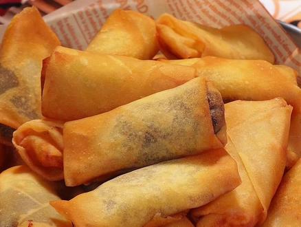 小时候过年才能吃到的#炸春卷,现在自己简单两步就能做,外皮金黄酥脆,豆沙馅香甜,全素馅清爽,老人小孩都爱吃#过年美食 #年夜饭菜谱