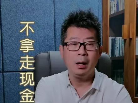 银行取钱一万,ATM机吐出两万,女子拿走一万,被问责!#银行