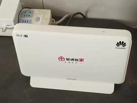 华为F50尊享版(1)WPA会影响网速和延迟? 下一期:准备测试K251E从光猫,用FTTR解决协商速率波动的问题,让WPA3不再是问题。
优点:WIFI7无线速率上限更高,虽热但稳,公版固件Telnet比中兴G7165V2的T固件更容易。
缺点:WPA3开启WIFI7后,穿墙会导致协商速率波动,高通平台Y700四代速率波动明显,反观我联发科平台IQOO Z8协商速率稳定。所以别信什么穿墙王了,终究不如路由mesh或FTTR。公版后台没有定时重启,Linkhome定时重启只能管理主光猫。
建议:如果无遮挡,散热空旷,这款V271-20的游戏延迟和G7165V2接近,中兴G7615V2发热更低,但只有WIFI6,华为F50尊享版应该对标的是中兴G7715V5或中兴G7716V6。
套餐:联通1000Mbps的FTTR家庭融合套餐(投诉过,实际能跑到下行2000Mbps,上行300-400Mbps)
地区:贵州省黔东南
线材:绿联超六类编织线
移动端:拯救者Y700四代平板、全球网测APP(测速)、WIFI魔盒APP(查看信号强度)
电脑端(技嘉X870E AORUS MASTER主板带2.5G网口):腾讯管家宽带测速、Steam下载
#FTTR #WiFi7 #光猫 #华为 #路由器