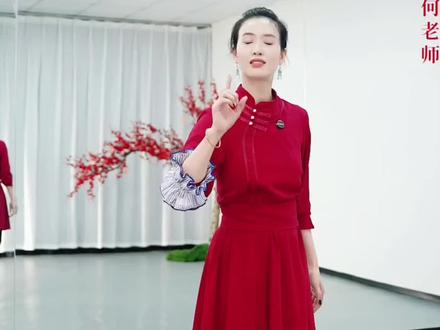 小何老师《呼伦贝尔的云》教学分解第一节课,原创教学:小何老师#舞蹈课堂随拍 #舞蹈教学分解 #呼伦贝尔的云舞蹈