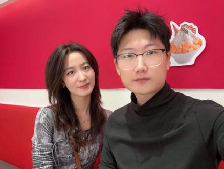 两个JM的婚前微电影 @林俊杰 你有没有发现呢,JM的世界充满你的影踪。@豆豆本逗(升级版)💤
真正的林距离从你的作品和演出里持续获得力量,尽最大努力过好自己的人生,就是对你最大的支持。
我们不回击,是因为知道攻击并不能抚平伤口。
圣所从来不局限在哪个软件,哪个平台,哪个现场。
而是由你,和真正懂得 尊重 理解 信任 的我们组成的。
”坚持到底,拥有不要求回报的爱,永远不会放弃,爱你的人都在心灵的圣所。”
“我加上我们,我保护我们,我怀念我们,我很爱我们。”
"We know what you need. We're all still in SANCTUARY, always online.
请你“暂时收好羽毛待飞,到时我《一定会》,如期而至陪你哪都无所谓”。
记得“任他们说,他们看,我都不管,我只要,宣布爱你的人《就是我》”。
《心墙》让我“学着不去担心得太远,不计划太多反而能勇敢冒险”;
《学不会》让我“相信爱能证明一切,够真心会超越时间”;
《伟大的渺小》教会我“努力不会徒劳,爱并非凑巧”;
《裹着心的光》教会我“信念创造不凡”;
《一千年后记得我》教会我“真心喜爱不会一无所获”;
《不为谁而做的歌》让我领悟“也许在真实面对自己才不顾一切,去探究当初我害怕面对”;
《只要有你的地方》让我知道“要是人生难免有遗憾,有你在身旁,已经是最好的补偿”。
特别鸣谢JJ20世界巡回演唱会北京、天津、苏州站,JJ20 FINAL LAP世界巡回演唱会北京站。Miracle Coffee南京、成都、福州、杭州、上海、广州、合肥门店。
#JJ#林俊杰#林俊杰jj20世界巡回演唱会#JJ20#jj林俊杰