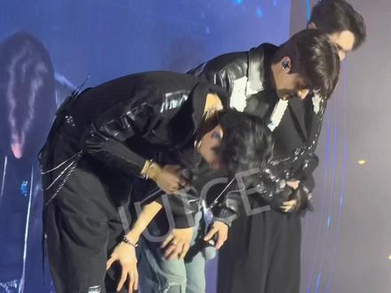 张lay哥就这样水灵灵地上来we r one 我真的落泪了#张艺兴 #朴灿烈 #吴世勋 #染色体跨年