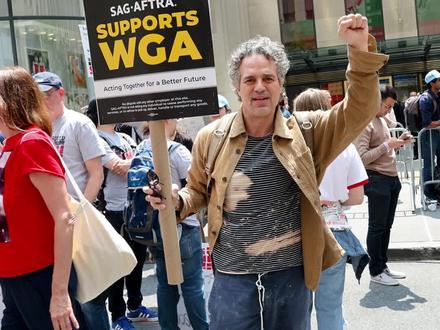 60年首次!好莱坞编剧演员将联手罢工,美国演员工会主席关切AI使用。