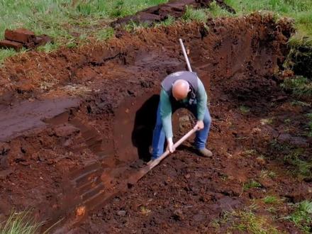 老人挖泥巴脱贫致富 #泥煤 #泥煤威士忌