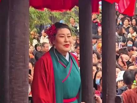 王婆神局 台上相亲笑哈哈,台下背景强到离谱! @