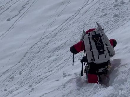 著名登山向导,天仁·夏尔巴(Tenjen Sherpa) 以其超强耐力,攀爬能力和谦逊而闻名,业内有“山王”的称号。
——————————————
2023年7月完成92天攀登14座8000米高山最新记录,同年10月协助登山者安娜攀登希夏邦马峰,遭遇雪崩,一代“名将”最终魂归雪山。
#希夏邦马峰 #夏尔巴人 #登山向导 #登山 #知识领航者